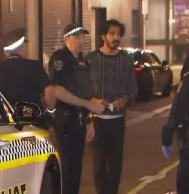 Bir adamın bıçaklandığına şahit olan oyuncu Dev Patel, korkuyla polise koştu