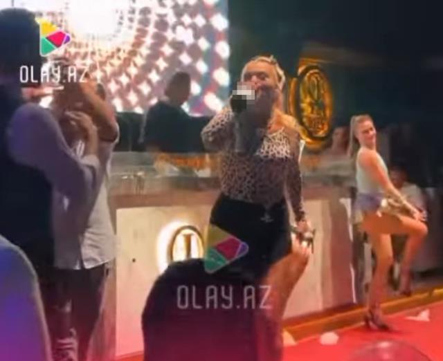 İçkiyi garsonun başından aşağı döken Demet Akalın, Twitter'da linç ediliyor