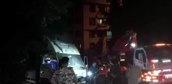 Kagıthane'de yokuş aşağı kaçan nakliye kamyonu devrilerek durabildi