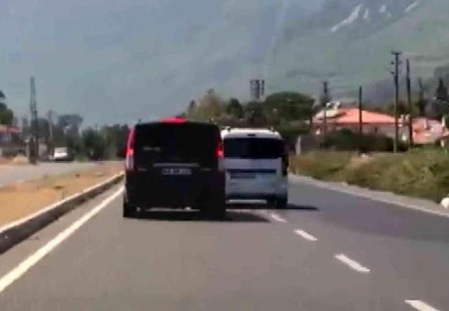 Karayolunda el kol hareketi ile başlayan tartışma yumruklu kavgaya dönüştü