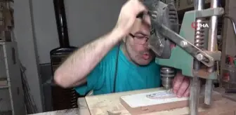 Kuşlar için sanat eseri gibi kafesler yapıyor
