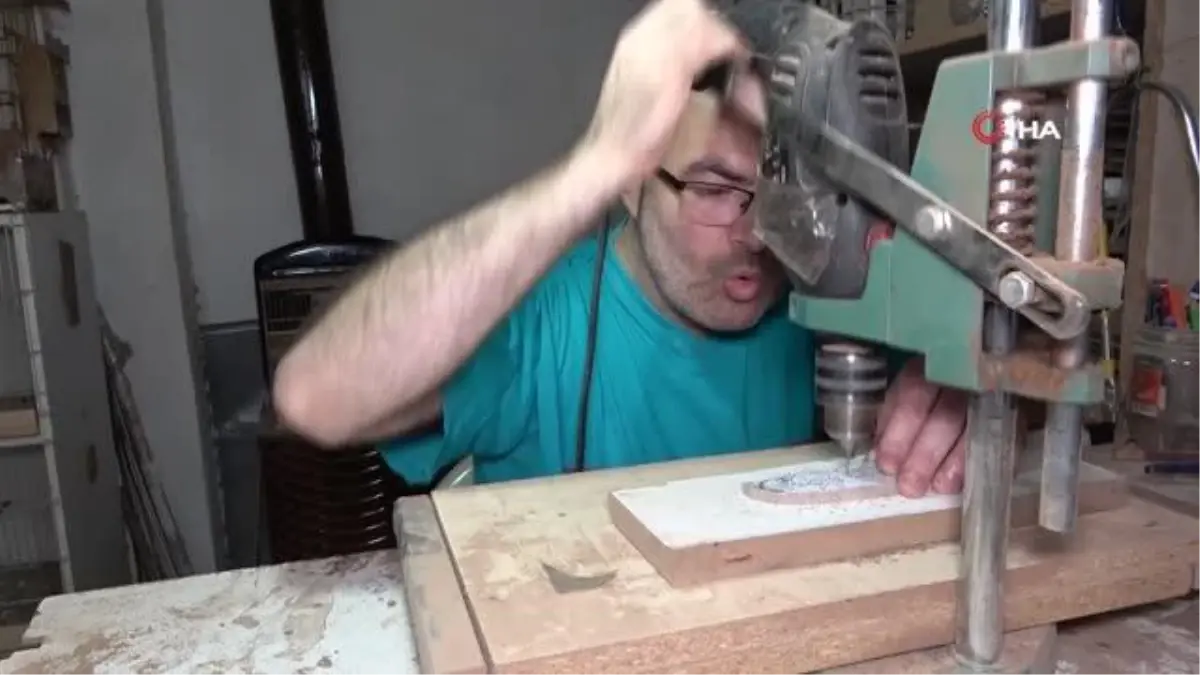 Kuşlar için sanat eseri gibi kafesler yapıyor