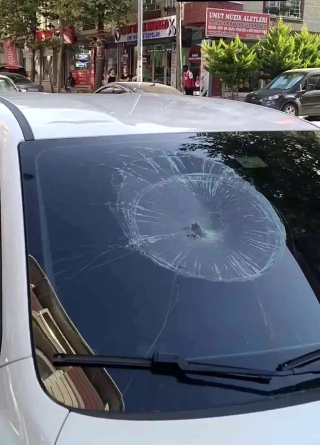 Sinir krizi geçiren Nijeryalı, Esenyurt'u birbirine kattı! Yalın ayak gezip, otomobilin tavanını patlattı