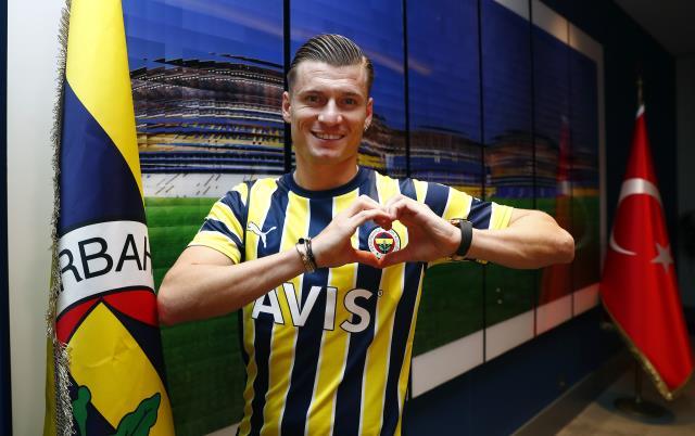 Son Dakika: Fenerbahçe, Al-Ahli'den sol bek Ezgjan Alioski'yi kiralık olarak renklerine bağladı Son Dakika: Fenerbahçe, Al-Ahli'den sol bek Ezgjan Alioski'yi kiralık olarak renklerine bağladı