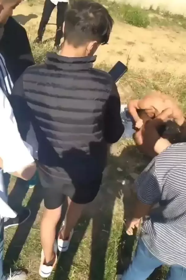 Bir tarafta kızlar, diğer tarafta erkekler! Aynı ilçeden gelen kavga görüntüleri pes dedirtti Bir tarafta kızlar, diğer tarafta erkekler! Aynı ilçeden gelen kavga görüntüleri pes dedirtti