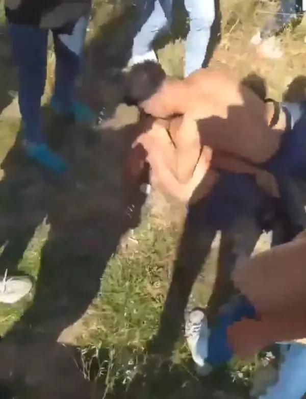 Bir tarafta kızlar, diğer tarafta erkekler! Aynı ilçeden gelen kavga görüntüleri pes dedirtti Bir tarafta kızlar, diğer tarafta erkekler! Aynı ilçeden gelen kavga görüntüleri pes dedirtti