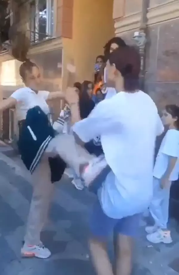 Bir tarafta kızlar, diğer tarafta erkekler! Aynı ilçeden gelen kavga görüntüleri pes dedirtti Bir tarafta kızlar, diğer tarafta erkekler! Aynı ilçeden gelen kavga görüntüleri pes dedirtti