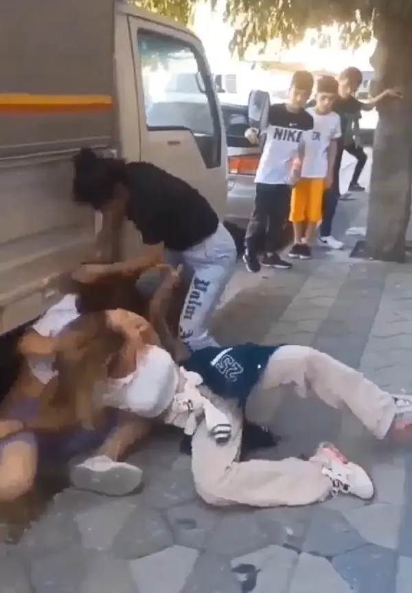 Bir tarafta kızlar, diğer tarafta erkekler! Aynı ilçeden gelen kavga görüntüleri pes dedirtti Bir tarafta kızlar, diğer tarafta erkekler! Aynı ilçeden gelen kavga görüntüleri pes dedirtti