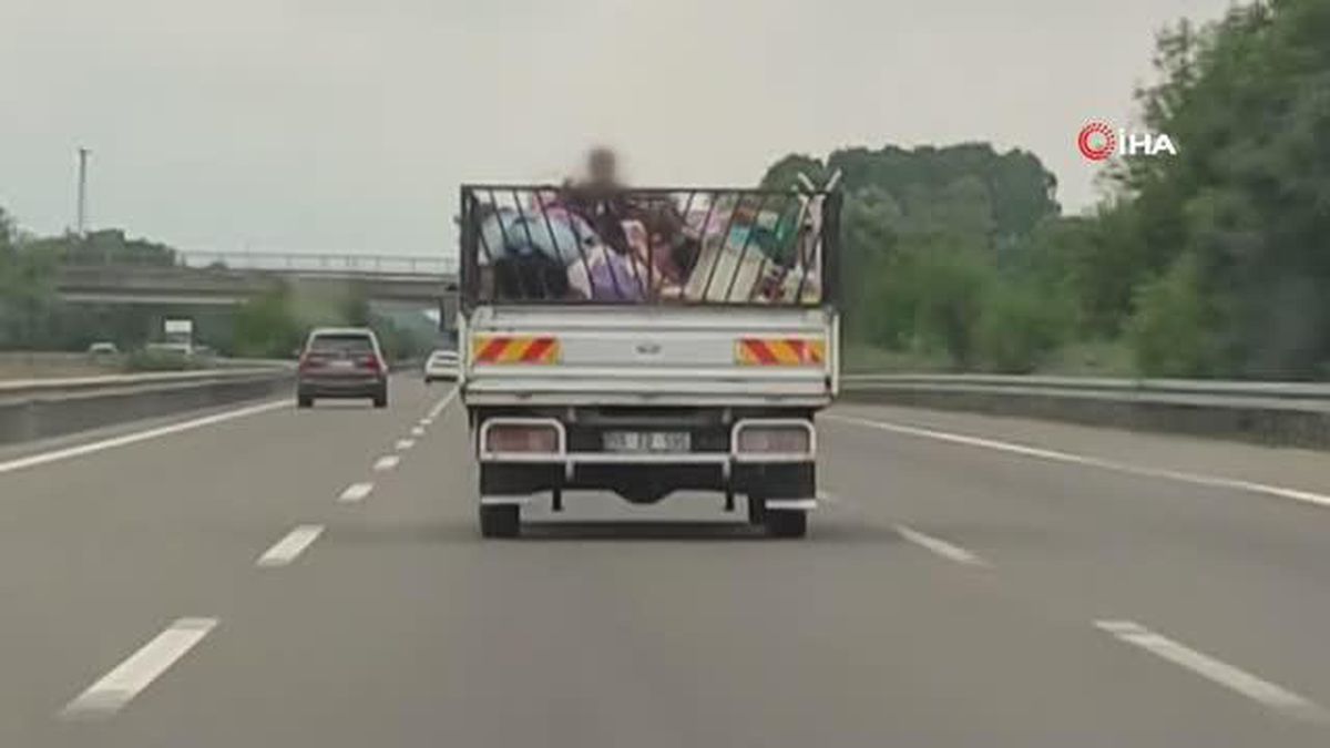 TEM'de kamyonet kasasındaki tehlikeli eğlence