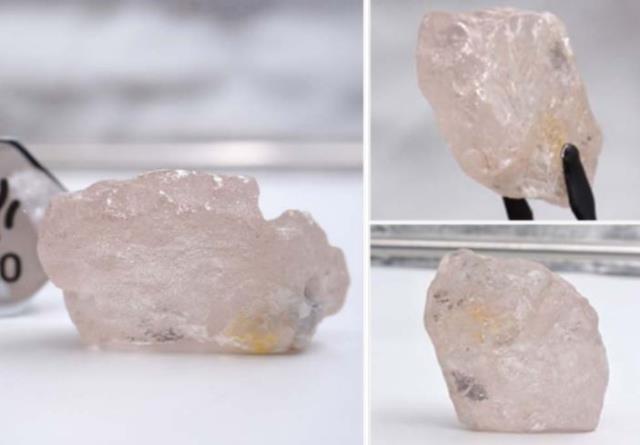 Toprağı kazan işçinin kazmasının ucuna pembe elmas takıldı: 300 yıldır böylesi ilk kez görülüyor Toprağı kazan işçinin kazmasının ucuna pembe elmas takıldı: 300 yıldır böylesi ilk kez görülüyor