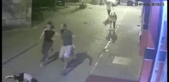 Trafiğe kapalı alanda motosikletin çocuğu çarpma anı kamerada