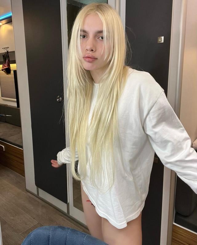 Yaylaya çıkan Aleyna Tilki, eline silah alarak ateş etti