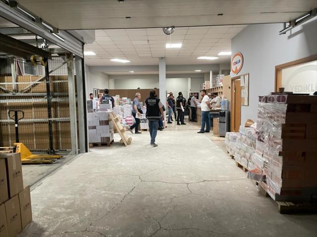 Ankara Emniyeti'nin Yediiklim Yayınevi'ne düzenlediği operasyondan ilk görüntüler Ankara Emniyeti'nin Yediiklim Yayınevi'ne düzenlediği operasyondan ilk görüntüler