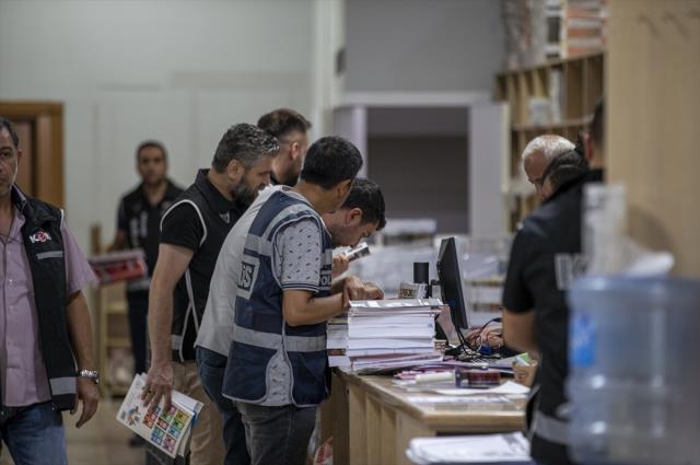 Ankara Emniyeti'nin Yediiklim Yayınevi'ne düzenlediği operasyondan ilk görüntüler Ankara Emniyeti'nin Yediiklim Yayınevi'ne düzenlediği operasyondan ilk görüntüler