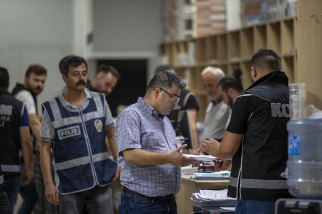 Ankara Emniyeti'nin Yediiklim Yayınevi'ne düzenlediği operasyondan ilk görüntüler Ankara Emniyeti'nin Yediiklim Yayınevi'ne düzenlediği operasyondan ilk görüntüler