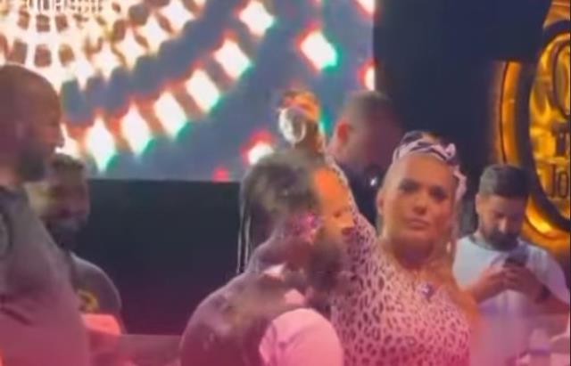 Demet Akalın'ın başından aşağı içki döktüğü garson konuştu: Gurur duydum