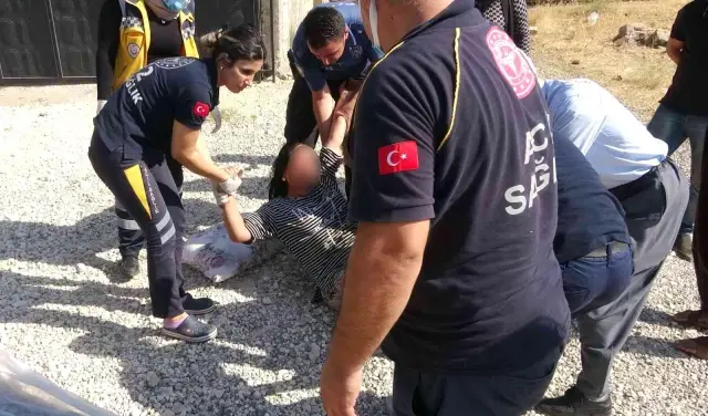 Böyle koca olmaz olsun! Sokak ortasında eşinin kafasına taşla vurdu