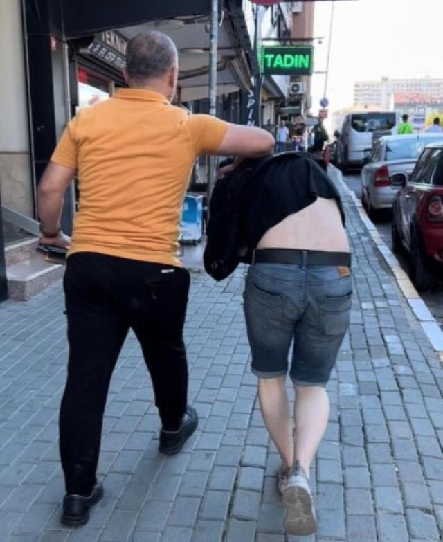 Kızına uyuşturucu madde satan şahsı, döve döve karakola götürdü