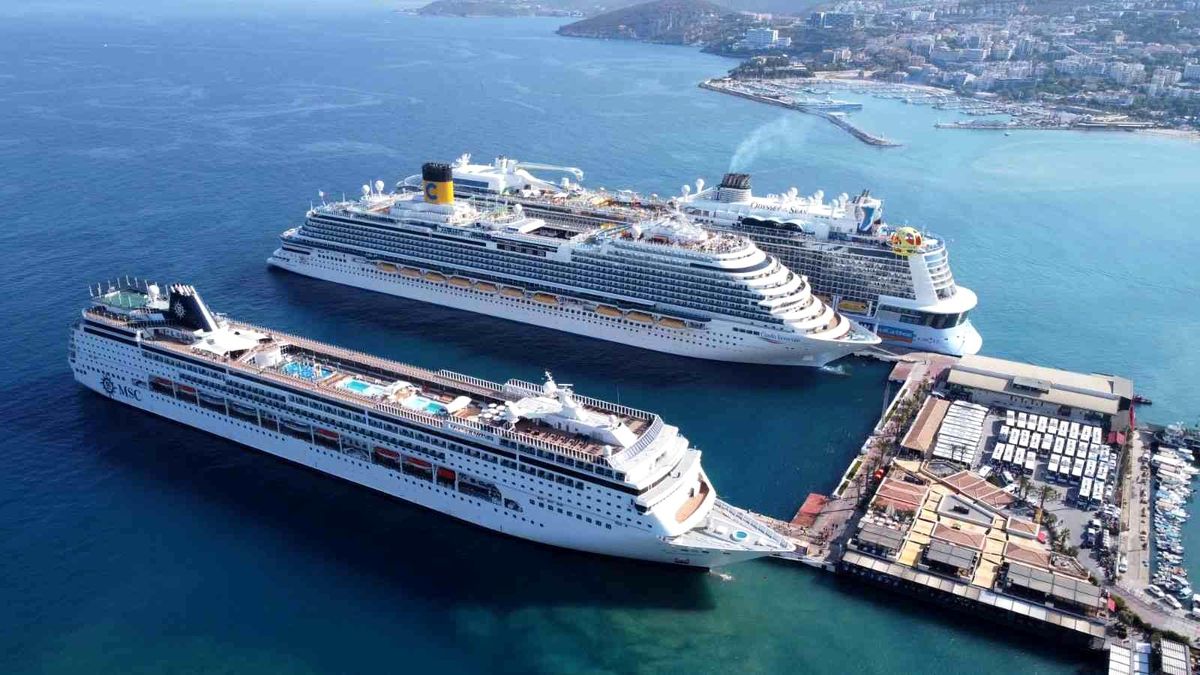 Aydın haberi: Kuşadası'na 3 dev gemi ile 8 bin 270 turist geldi