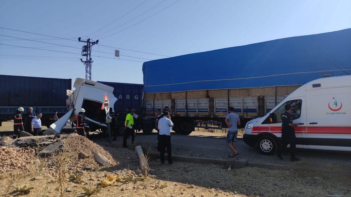 Yük treniyle çarpışan tırın sürücüsü yaralandı