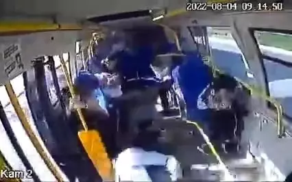 İETT otobüsü, duran minibüse son hız çarptı! Araçtaki yolcular dehşeti yaşadı