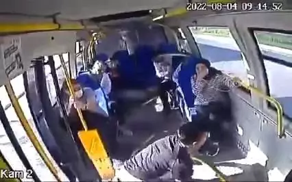 İETT otobüsü, duran minibüse son hız çarptı! Araçtaki yolcular dehşeti yaşadı