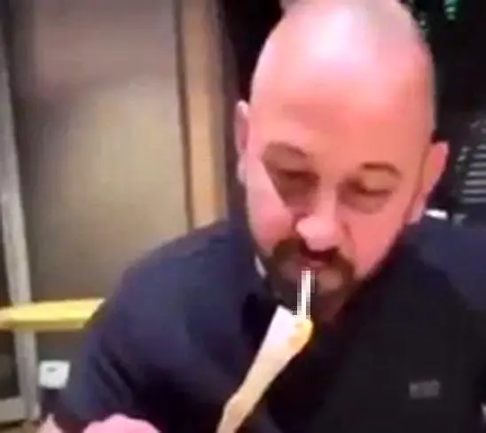 200 euro ile sigarasını yaktı, tüm şehirden tepki aldı