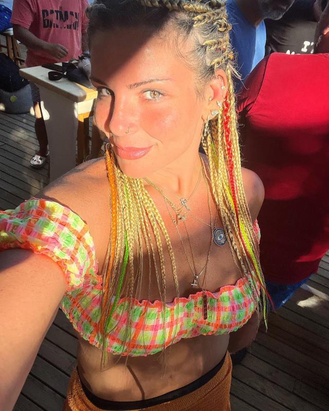 93 kilo vererek bambaşka biri olan Pelin Öztekin sarı-kırmızı bikinisiyle adeta şov yaptı 93 kilo vererek bambaşka biri olan Pelin Öztekin sarı-kırmızı bikinisiyle adeta şov yaptı