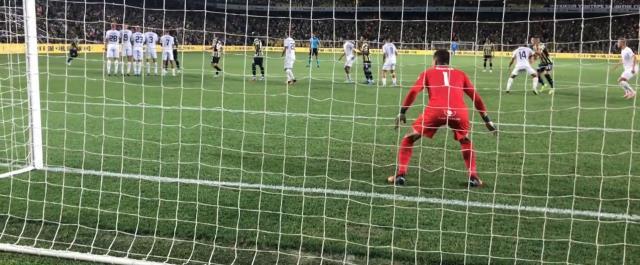 Bir Ronaldinho bir de Lincoln Henrique! Fenerbahçeli yıldızın frikik golünde topa verdiği falso hayrete düşürdü