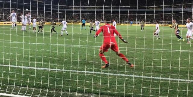 Bir Ronaldinho bir de Lincoln Henrique! Fenerbahçeli yıldızın frikik golünde topa verdiği falso hayrete düşürdü