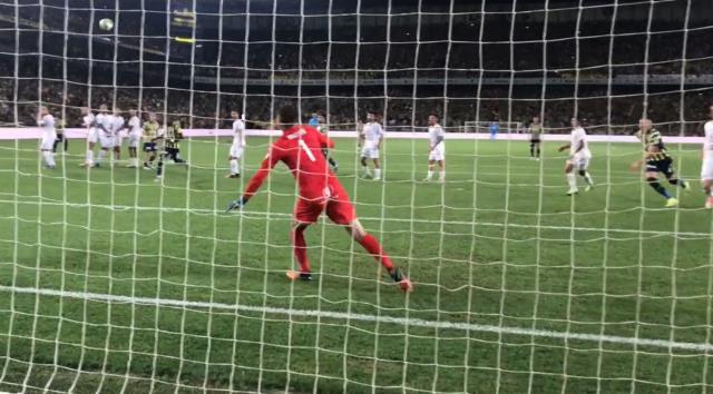 Bir Ronaldinho bir de Lincoln Henrique! Fenerbahçeli yıldızın frikik golünde topa verdiği falso hayrete düşürdü