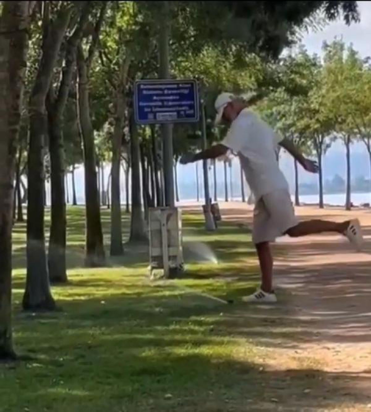 Fıskiyeyi tekmeleyip kırınca ıslandı