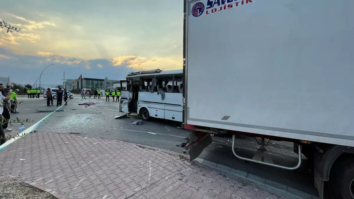 Konya gündem haberleri... Konya'da tır ile servis otobüsünün çarpışması sonucu 1 kişi öldü, 25 kişi yaralandı