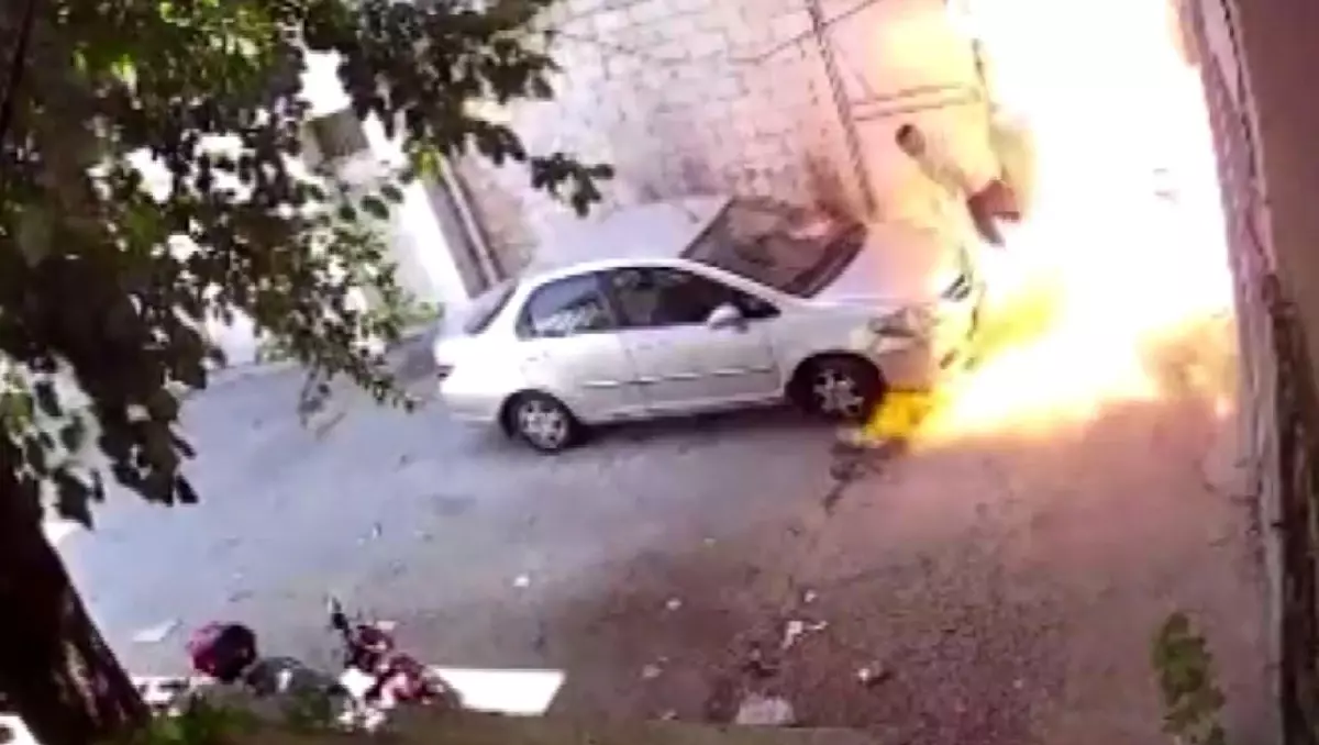 Patronuyla tartışan işçinin motosikleti kundaklama anı kamerada