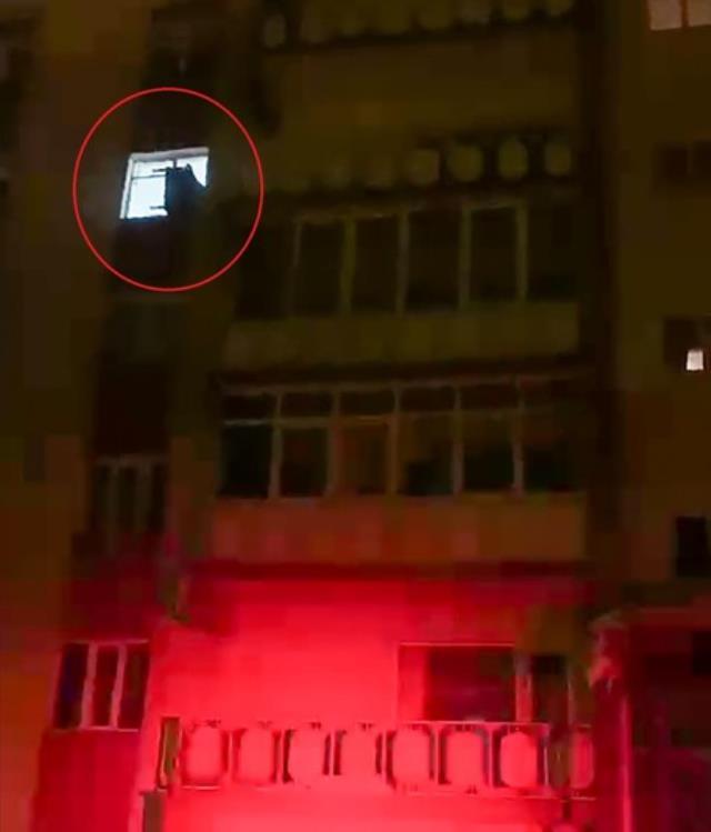 Öfkeli koca, eşi terk edince evini ateşe verip kapıyı üzerine kilitledi