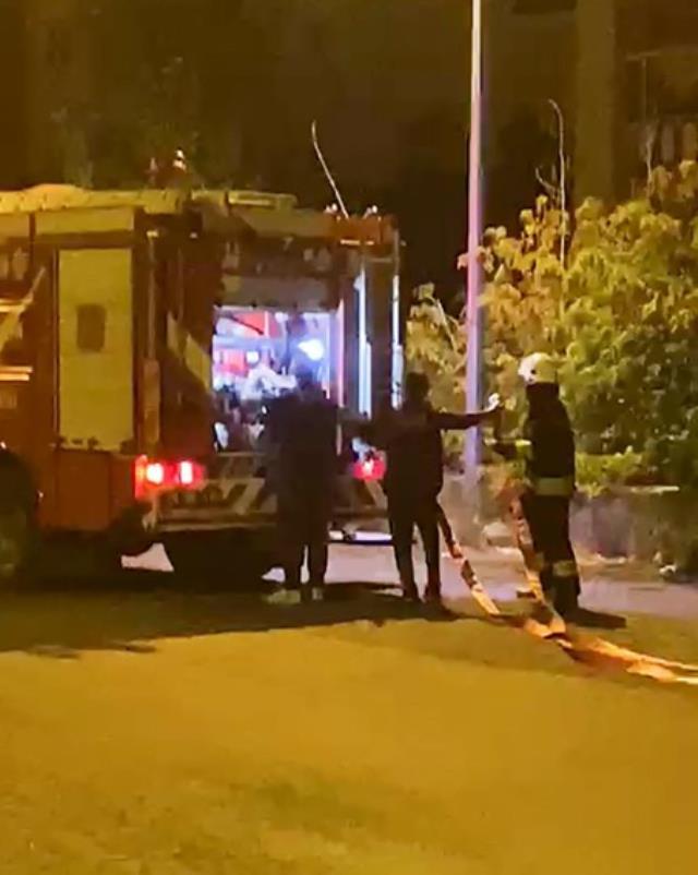 Öfkeli koca, eşi terk edince evini ateşe verip kapıyı üzerine kilitledi