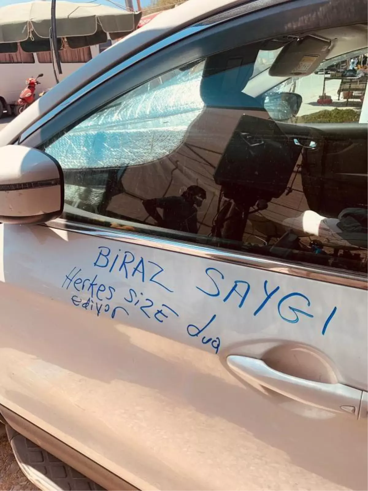 Tokat gündem haberleri... Pazar yeri girişine park edilen aracın kaportasına 'Biraz saygı' yazarak tepki gösterdi
