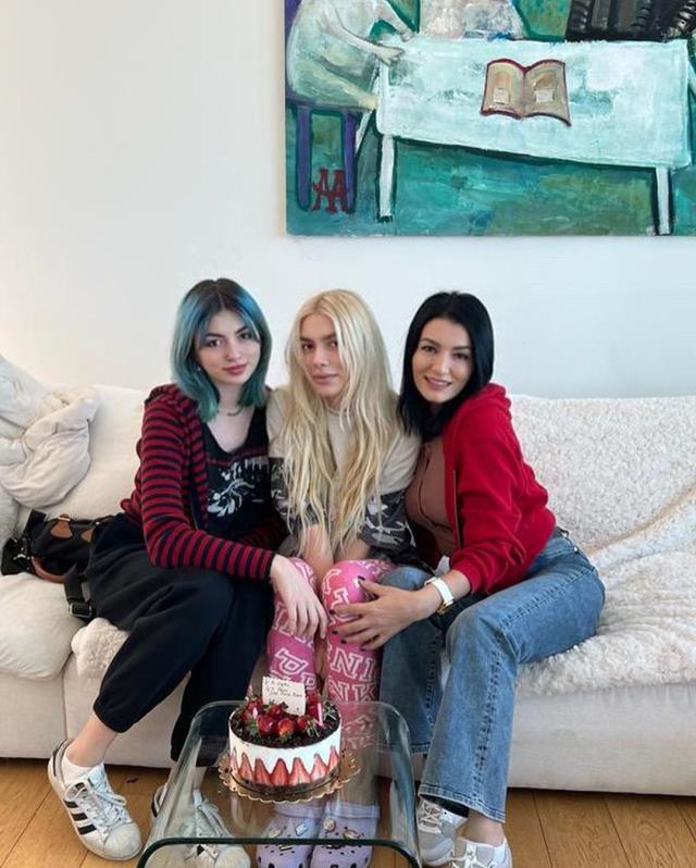 Aleyna Tilki'nin annesi Havva Öztel, 'Kızını itin önüne atıyorsun' diyen kadın takipçisi öfke kustu: Haddini bildiririm