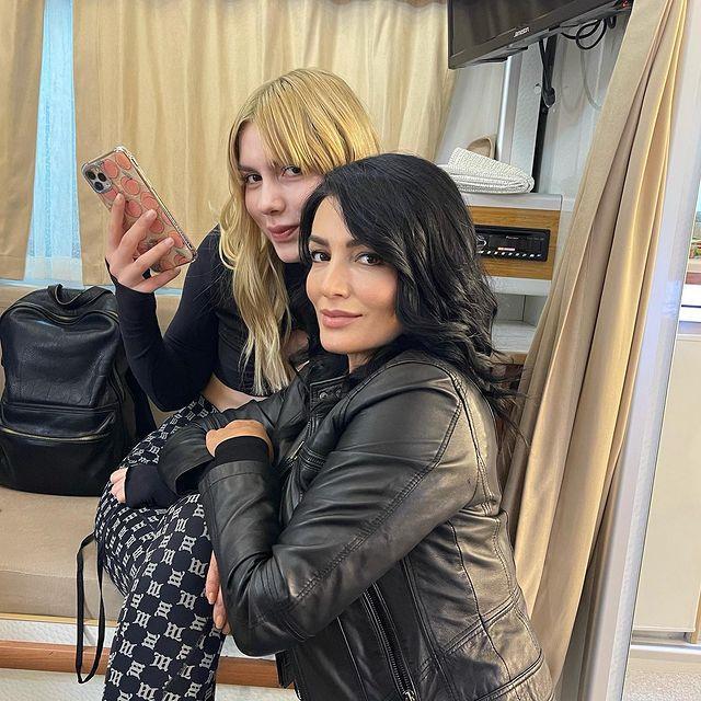 Aleyna Tilki'nin annesi Havva Öztel, 'Kızını itin önüne atıyorsun' diyen kadın takipçisi öfke kustu: Haddini bildiririm