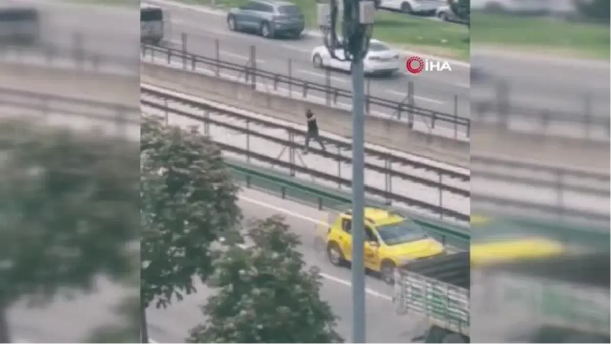Son dakika haberleri... Bursalı vatandaş karşısına geçmek için canını hiçe sayarak metro hattına girdi... O anlar kamerada