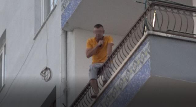 Çocukları odaya kilitleyip balkondan bıçakla dehşet saçtı
