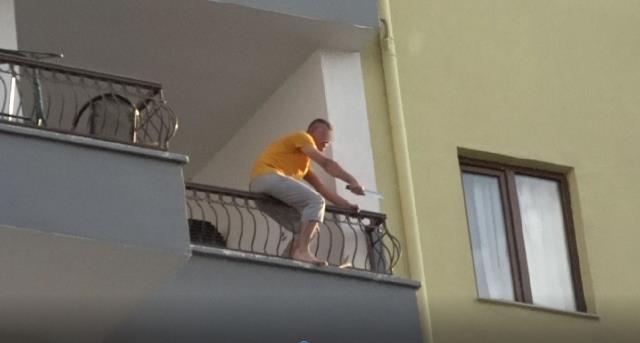 Çocukları odaya kilitleyip balkondan bıçakla dehşet saçtı