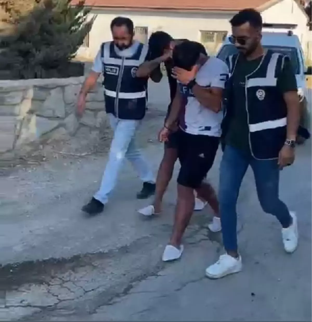 Muğla haber | Datça'da 2 organizatör ve 56 kaçak göçmen yakalandı