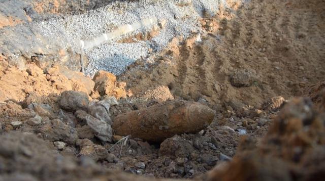 Ekipler tarafından yol çalışması sırasında bulunan havan topu mermisinin menşei araştırılıyor Ekipler tarafından yol çalışması sırasında bulunan havan topu mermisinin menşei araştırılıyor