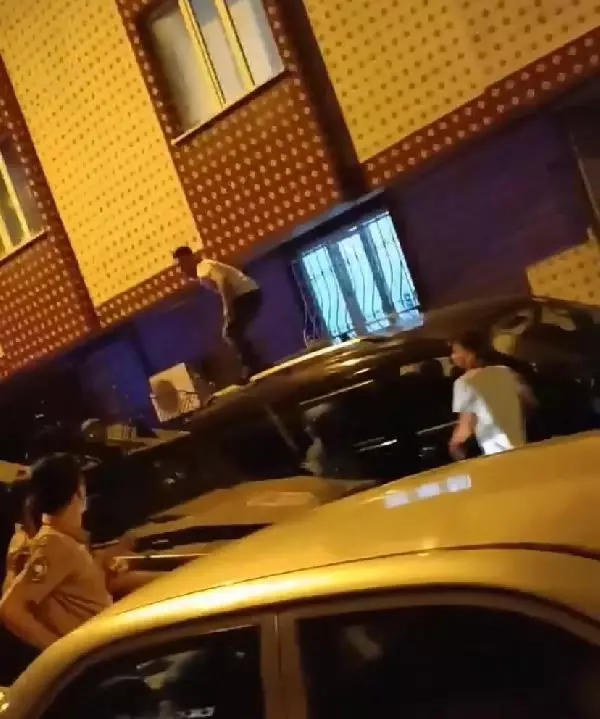 Yüzlerce mahalleli 'Kadınlara cinsel organını gösterdi' diyerek esnafı linç etmek istedi Yüzlerce mahalleli 'Kadınlara cinsel organını gösterdi' diyerek esnafı linç etmek istedi