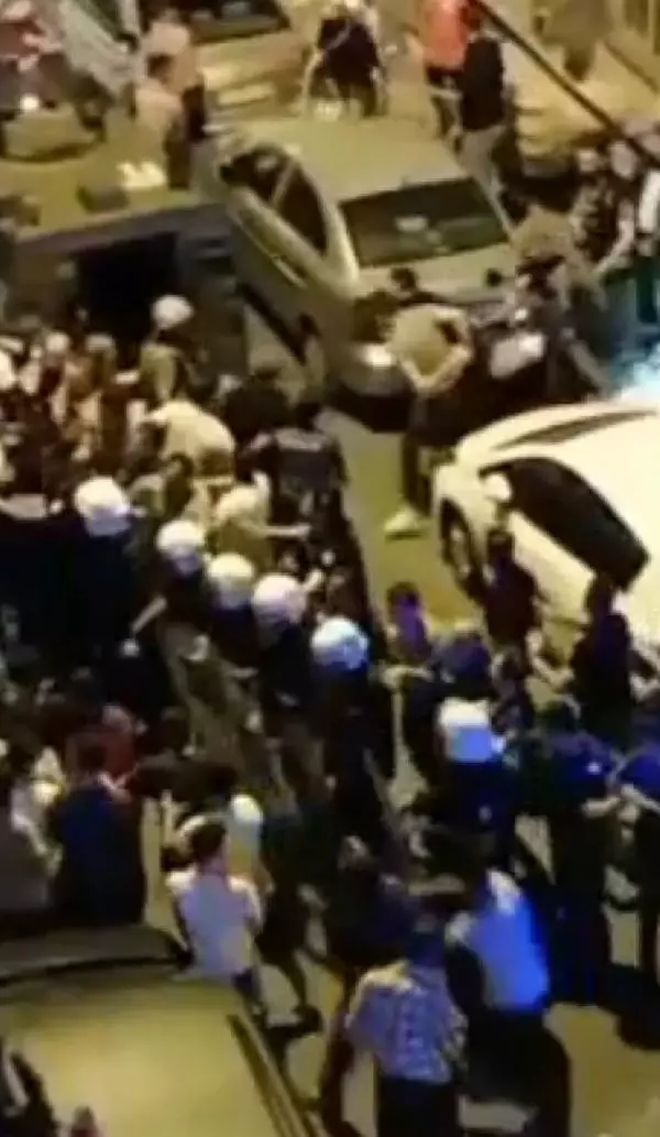 Yüzlerce mahalleli 'Kadınlara cinsel organını gösterdi' diyerek esnafı linç etmek istedi Yüzlerce mahalleli 'Kadınlara cinsel organını gösterdi' diyerek esnafı linç etmek istedi