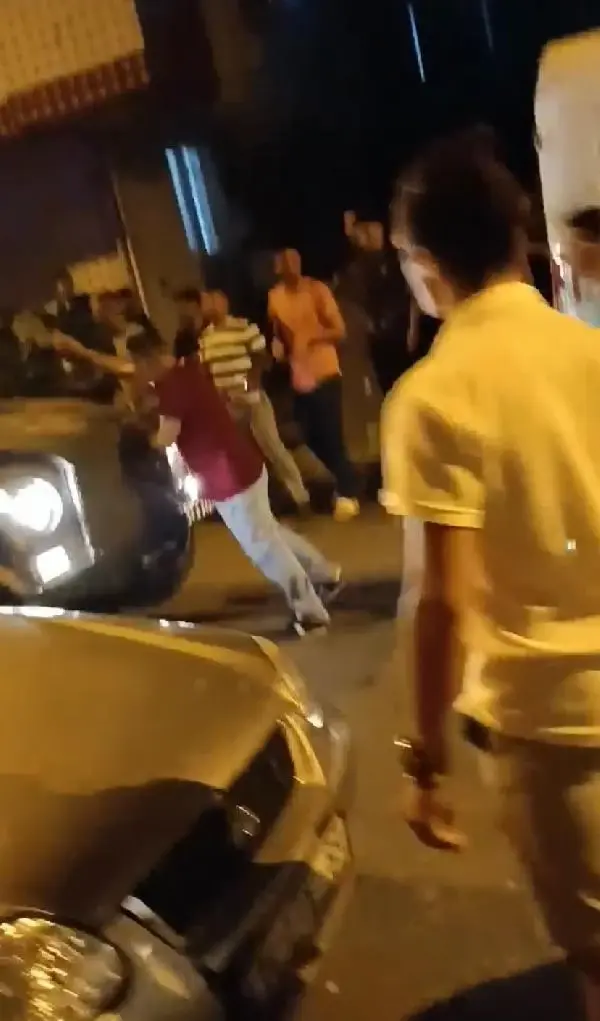 Yüzlerce mahalleli 'Kadınlara cinsel organını gösterdi' diyerek esnafı linç etmek istedi Yüzlerce mahalleli 'Kadınlara cinsel organını gösterdi' diyerek esnafı linç etmek istedi