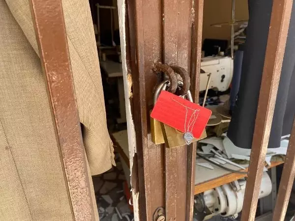 Yüzlerce mahalleli 'Kadınlara cinsel organını gösterdi' diyerek esnafı linç etmek istedi Yüzlerce mahalleli 'Kadınlara cinsel organını gösterdi' diyerek esnafı linç etmek istedi