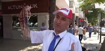 Günde 15 bin adım atarak hem tespihlerini satıyor hem de öğrencilerine veremediği bilgileri vatandaşlara aktarıyor