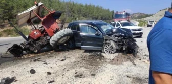 Son dakika haber... Manavgat'ta otomobil traktör çarpıştı: 6 yaralı